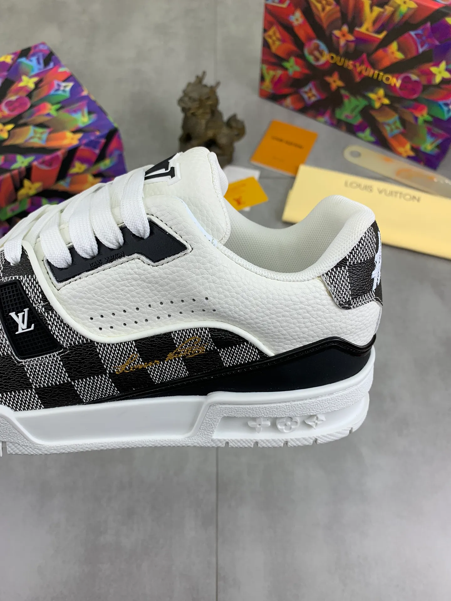 Men's shoes 💰P580 New style 💰💎💎Latest color High version 2025Louis*Vuitto* LV Traine Catwalk TRAINER outsole and fabric private model A shoe that definitely costs a lot of money and effort. This series was designed after the arrival of Vifgil. It is favored by many fans every season. Original TPU outsole Original packaging Men's size: 38-45 (46 can be customized) Color: 2️⃣ colors available (available from stock, super fast delivery)